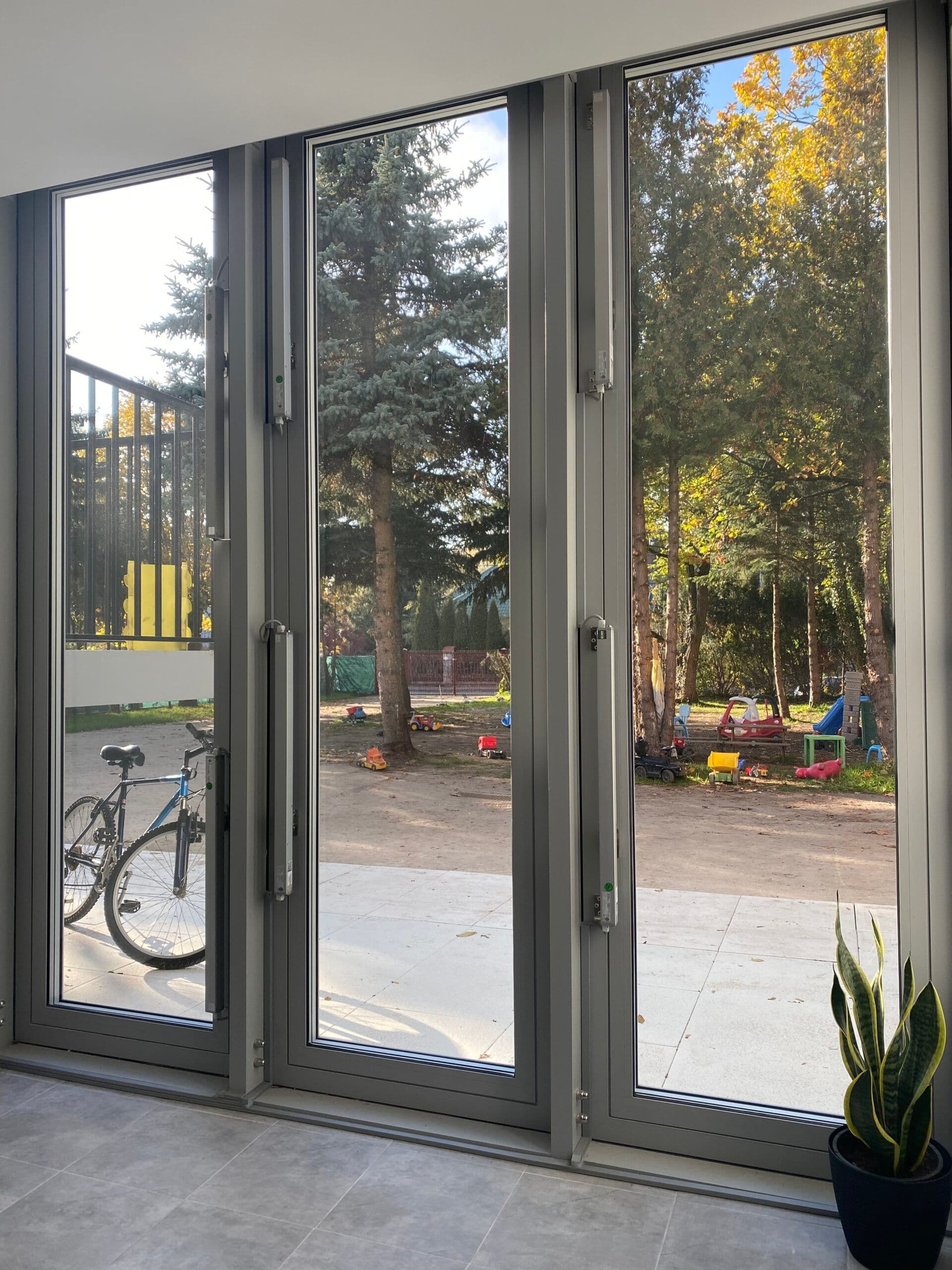 Przeciwpożarowe: fasada aluminiowa, aluminiowe drzwi wejściowe i okna rozwierno-uchylne