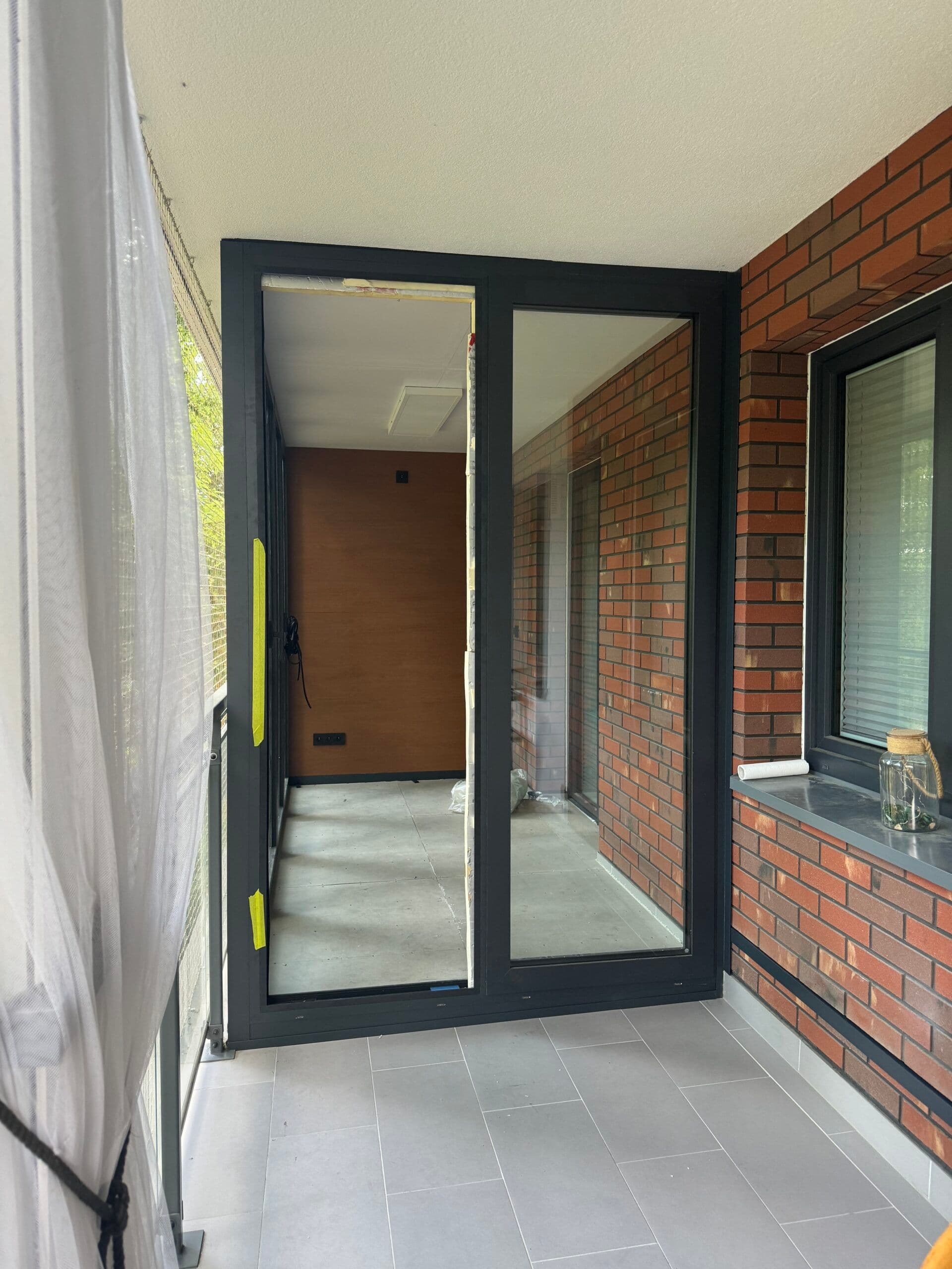 Aluminiowy ogród zimowy, ocieplenie podłogi, sufitu i ścian, aluminiowe okna balkonowe.