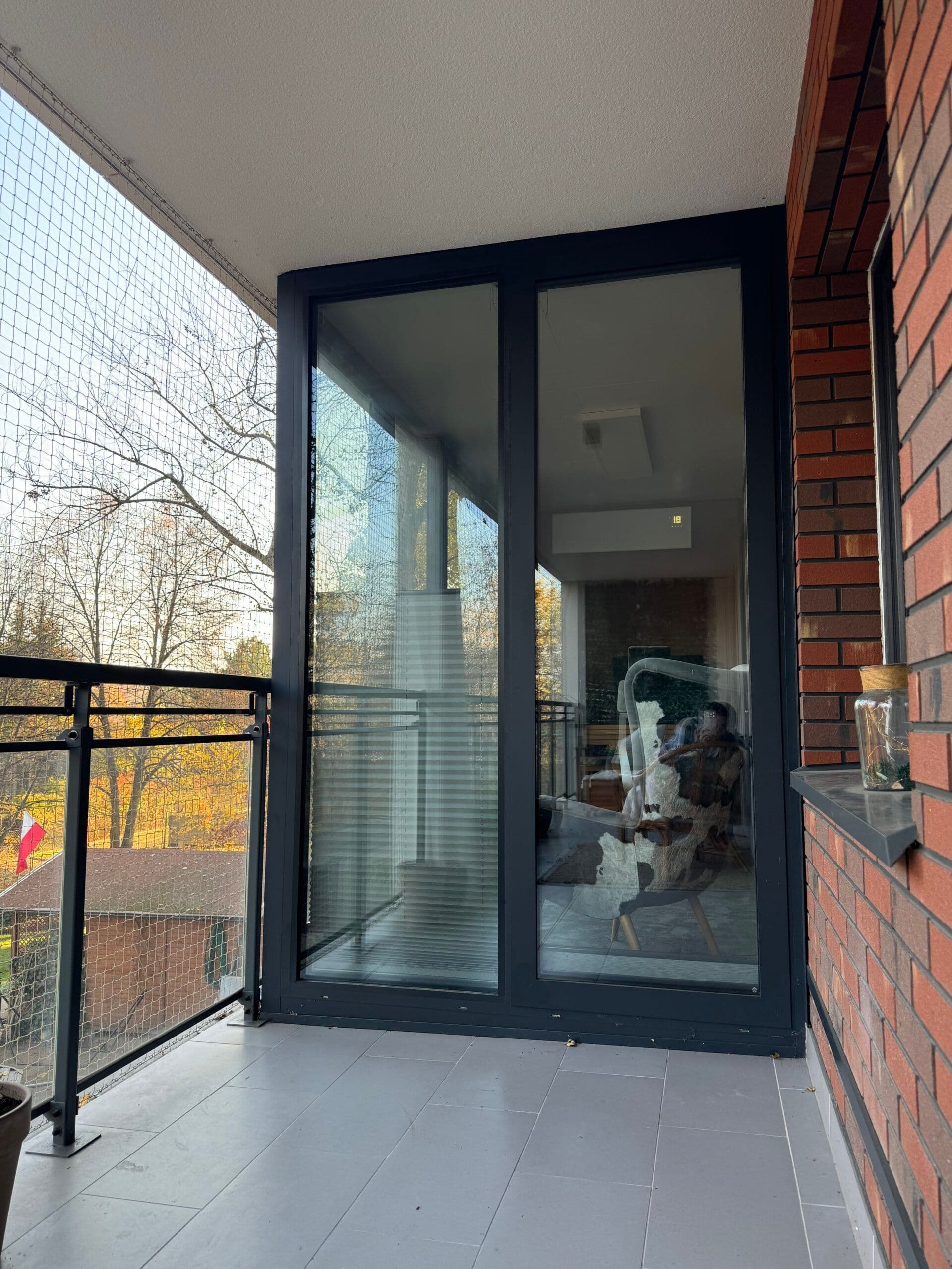 Aluminiowy ogród zimowy, ocieplenie podłogi, sufitu i ścian, aluminiowe okna balkonowe.