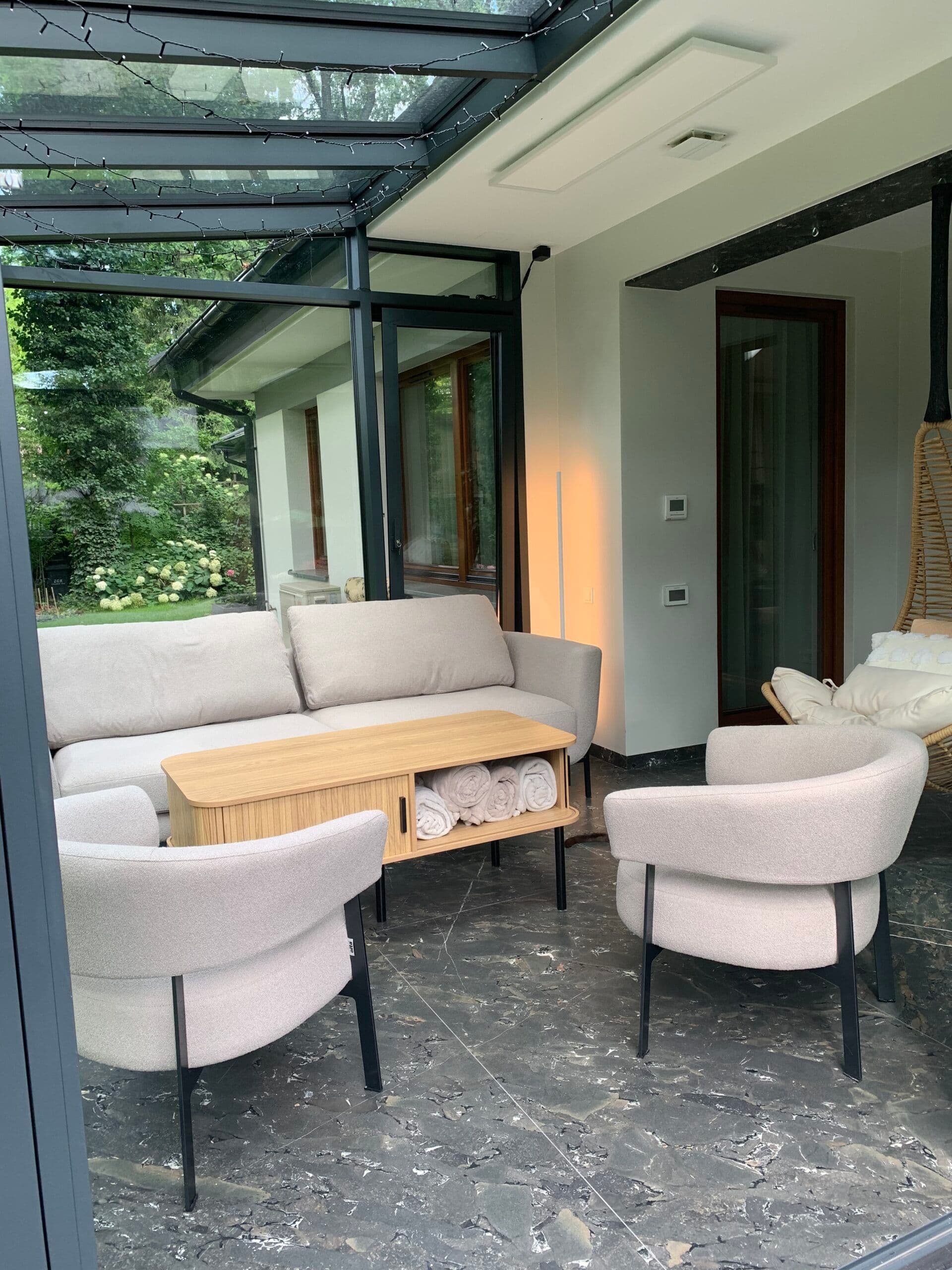 Aluminiowy ogród zimowy ze szklanym dachem i oknem przesuwnym typu HS