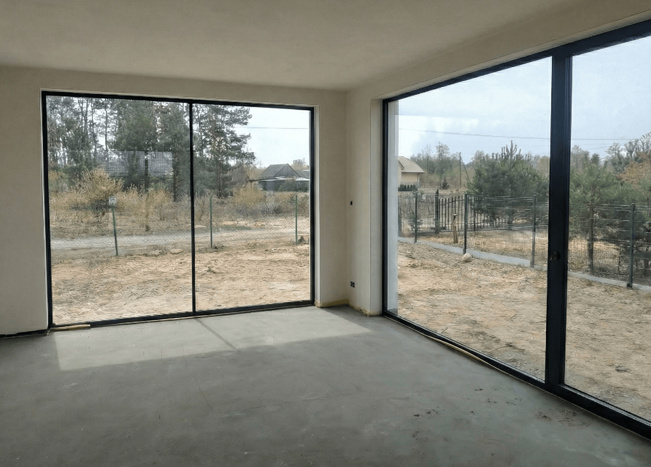 Duże przeszklenia w domu mieszkalnym, okna aluminiowe ciepłe, z cienkimi ramami.