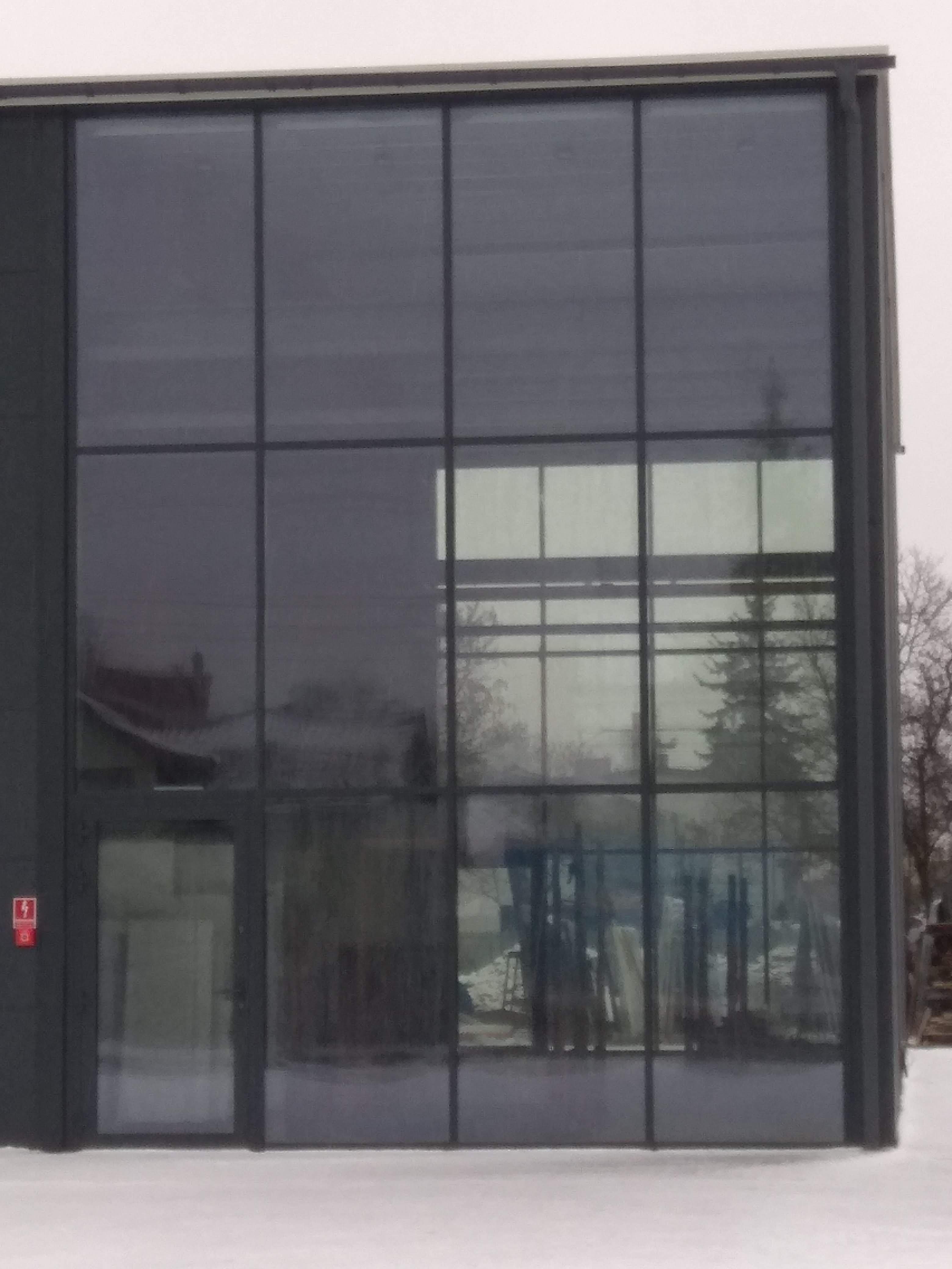 Fasada aluminiowa w budynku przemysłowym