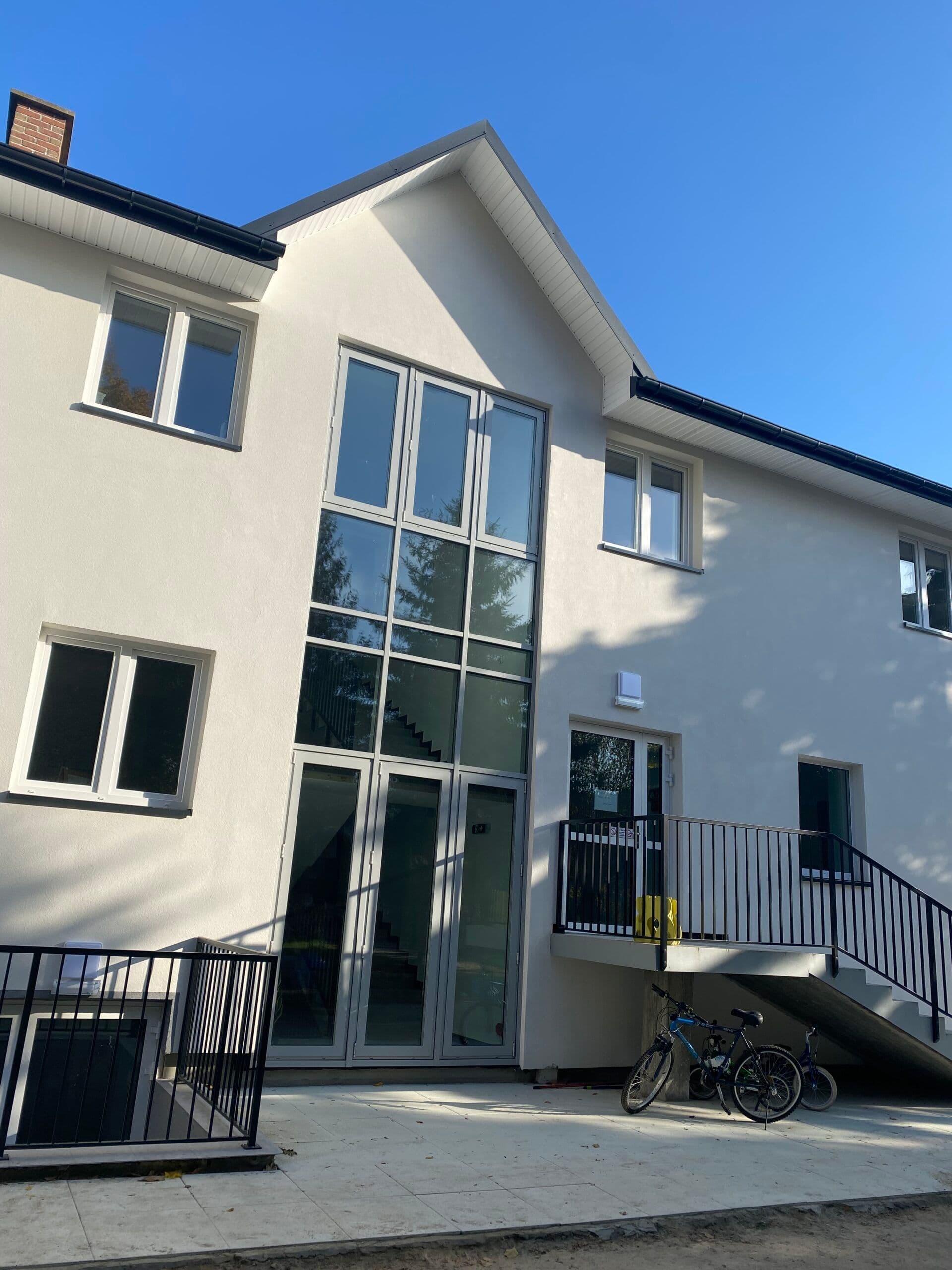 Przeciwpożarowe: fasada aluminiowa, aluminiowe drzwi wejściowe i okna rozwierno-uchylne