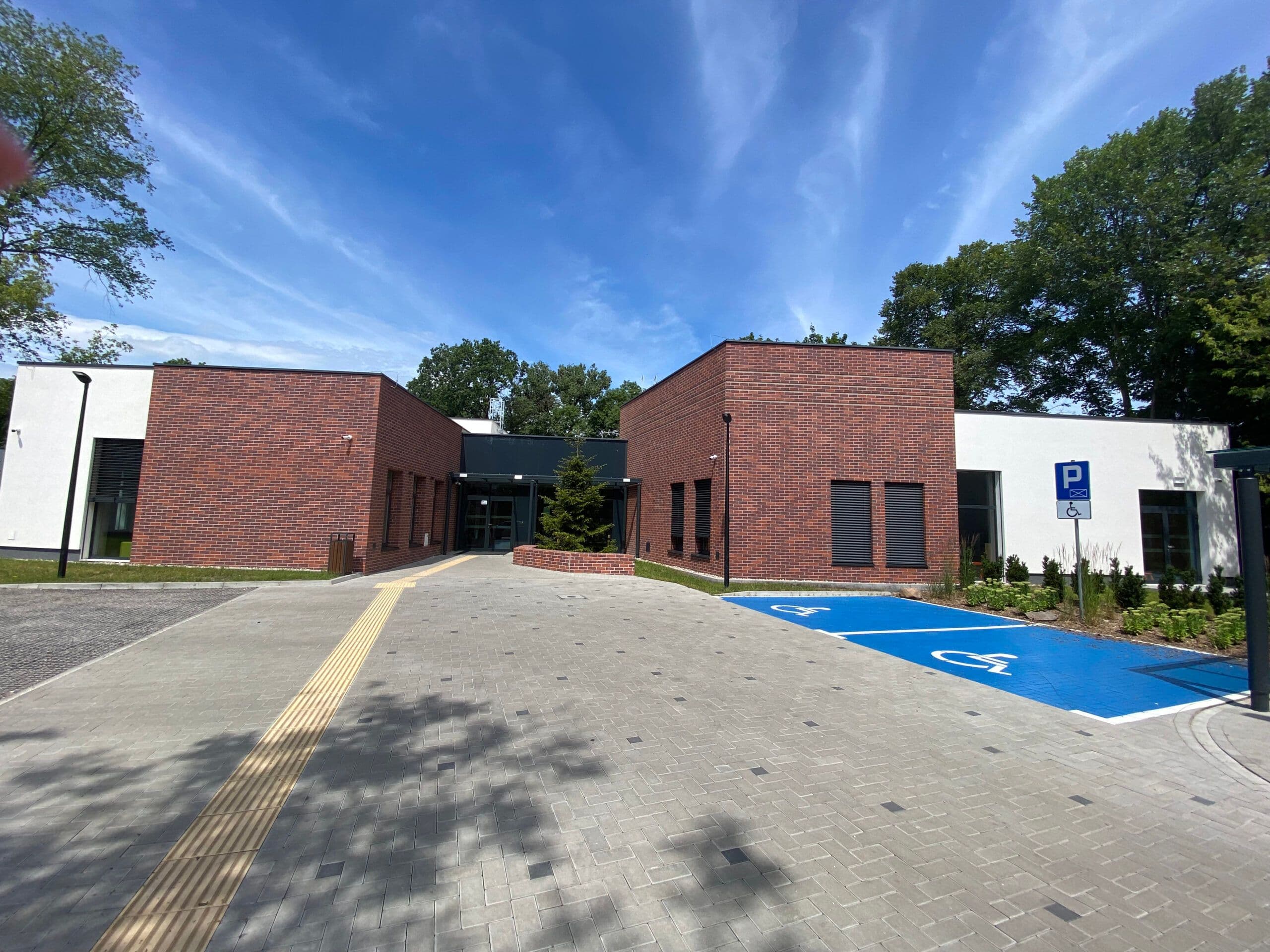 Szklany przedsionek z zadaszeniem na konstrukcji aluminiowej, drzwi aluminiowe