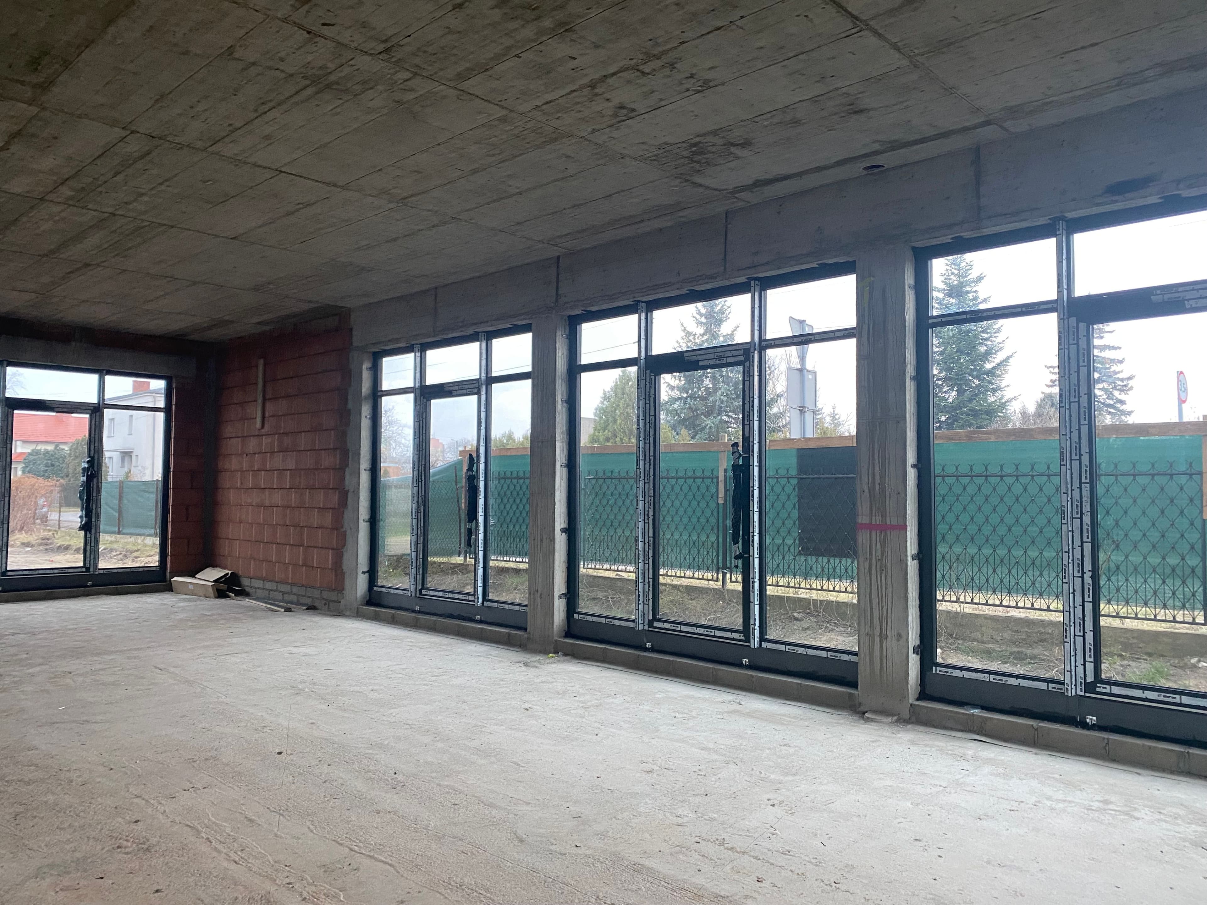 Witryny aluminiowe z drzwiami wejściowymi