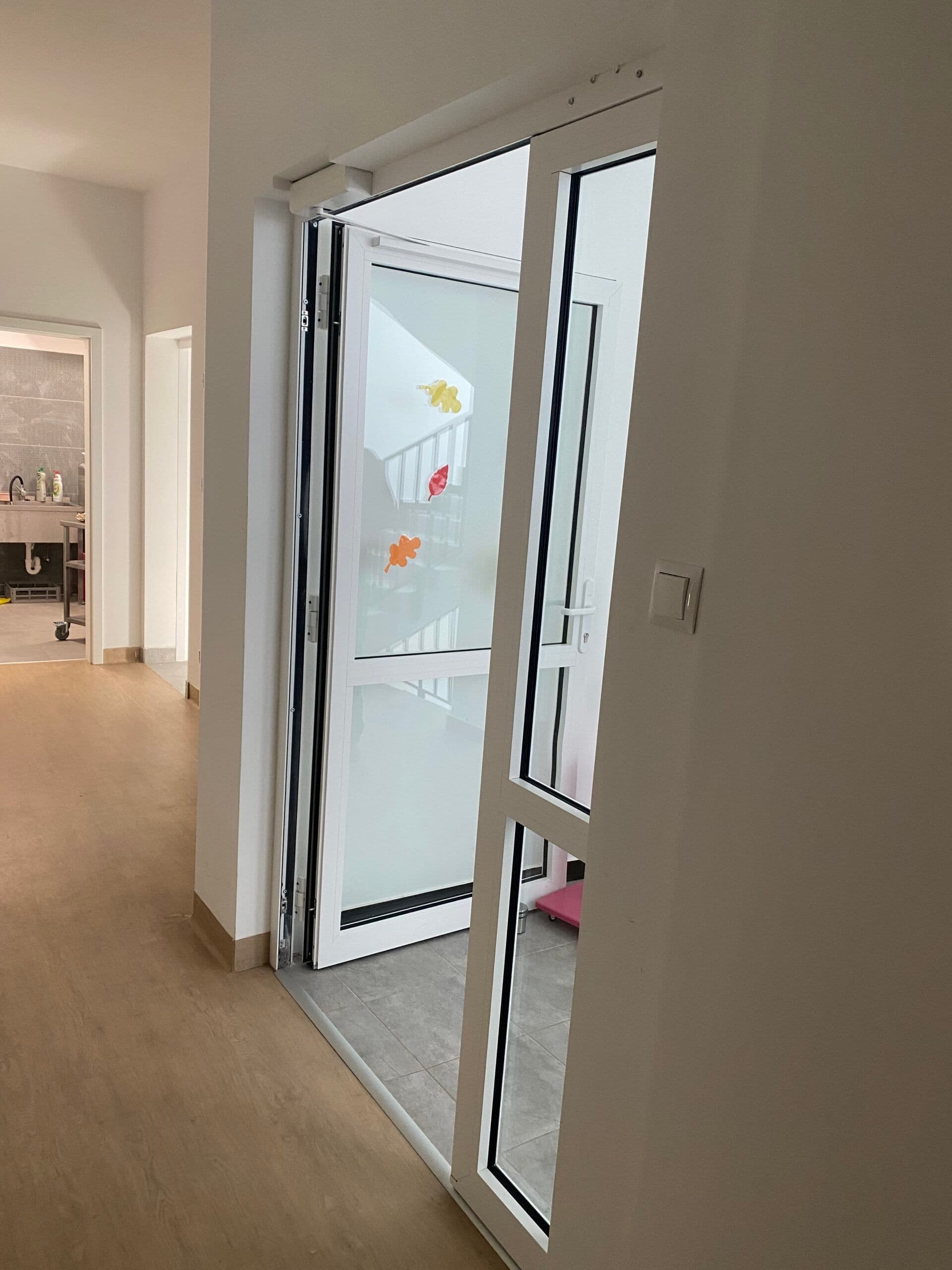 Przeciwpożarowe: fasada aluminiowa, aluminiowe drzwi wejściowe i okna rozwierno-uchylne