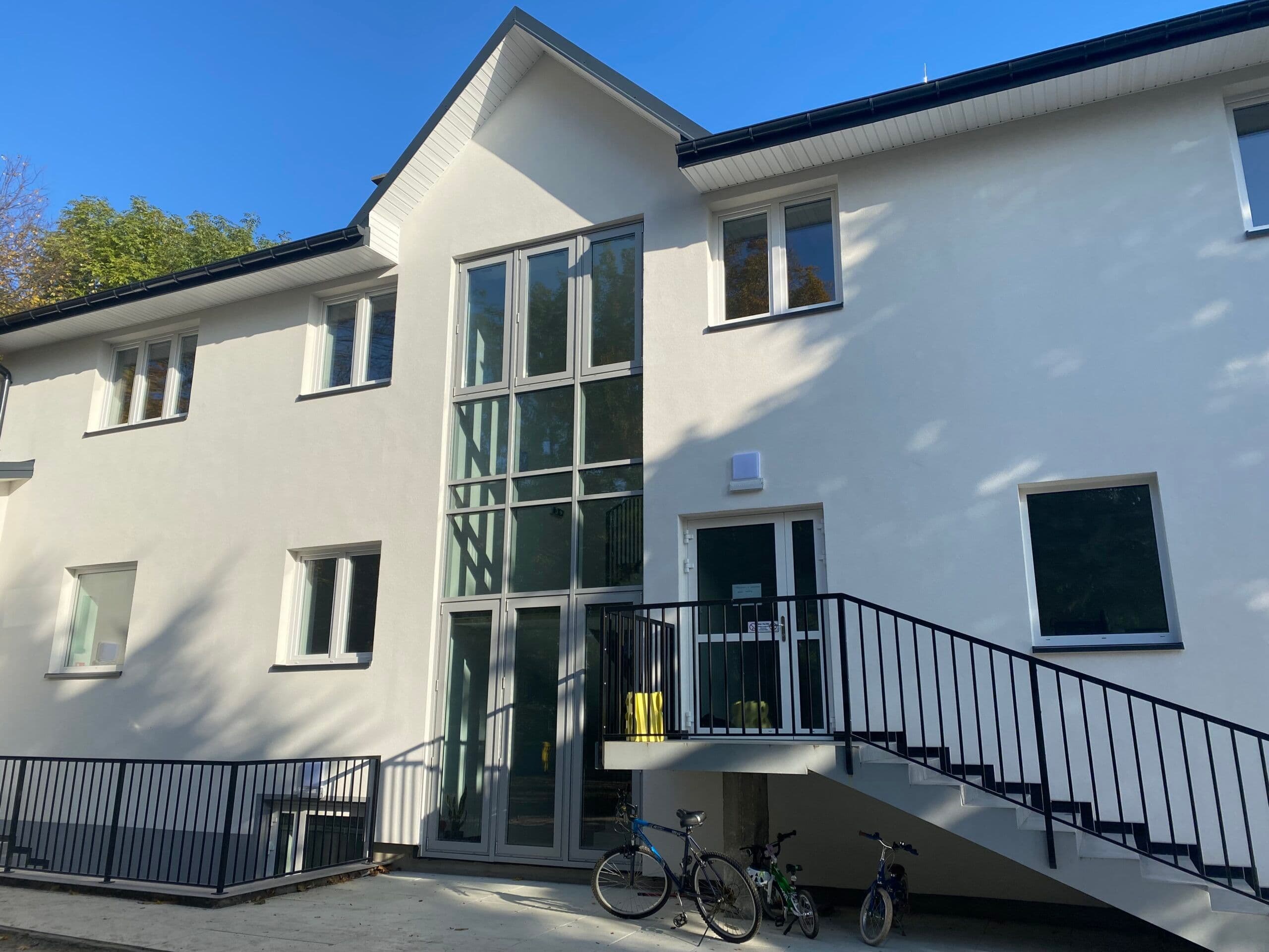 Przeciwpożarowe: fasada aluminiowa, aluminiowe drzwi wejściowe i okna rozwierno-uchylne