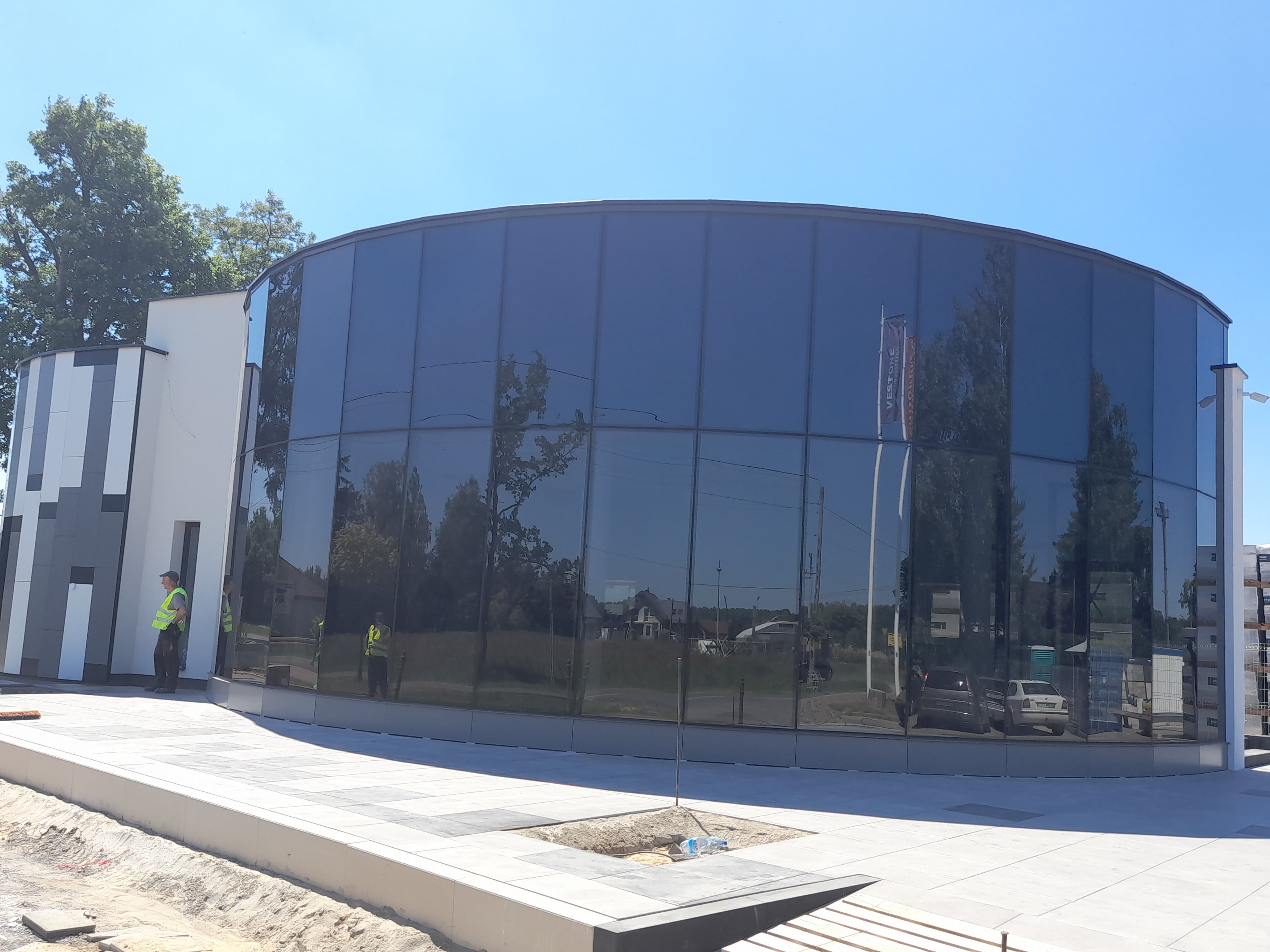 Fasada szklana oraz elewacja wielokolorowa na konstrukcji aluminiowej w budynku na planie koła