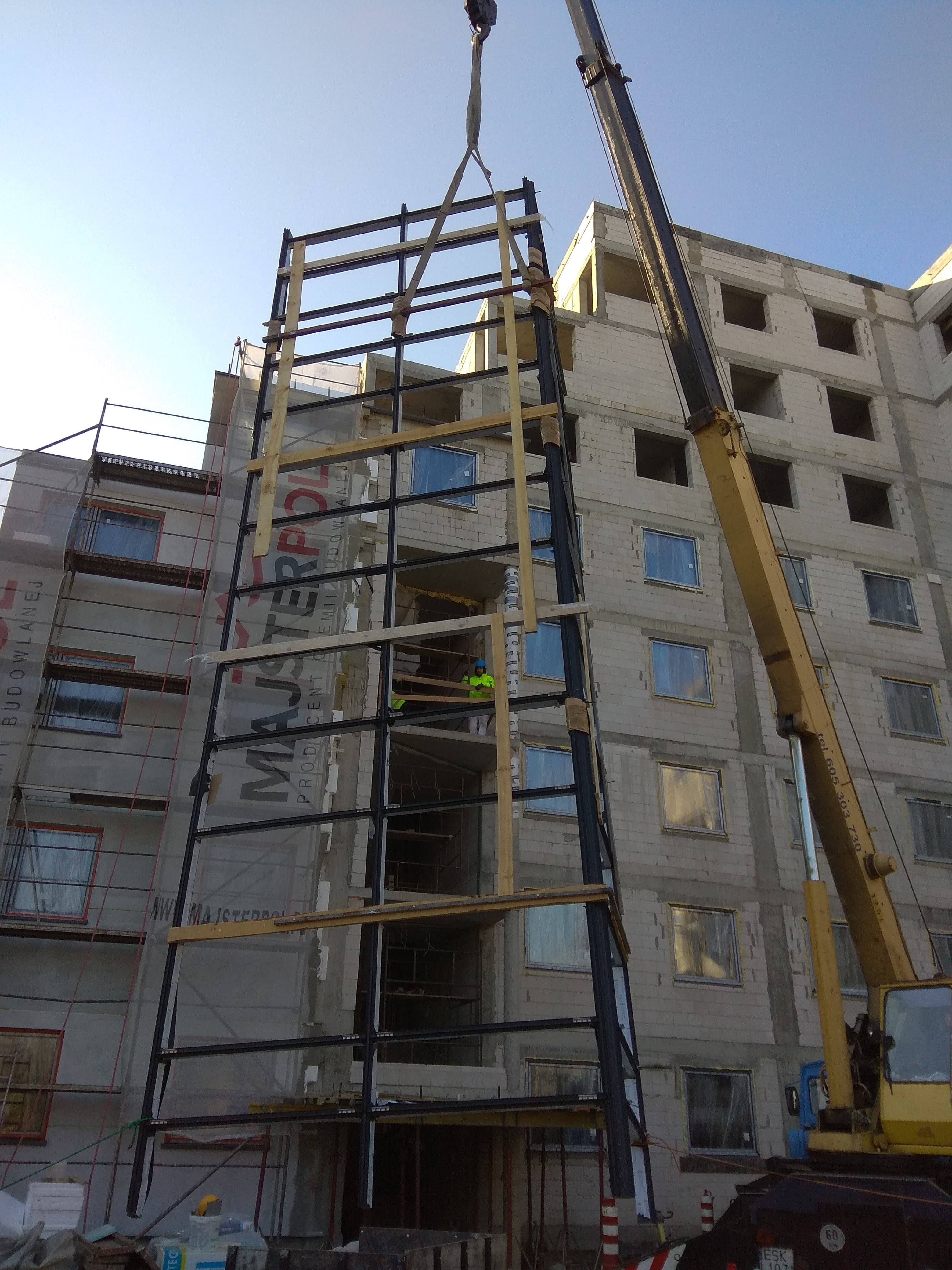 Fasada aluminiowa na 4 piętra oraz aluminiowe drzwi wejściowe.