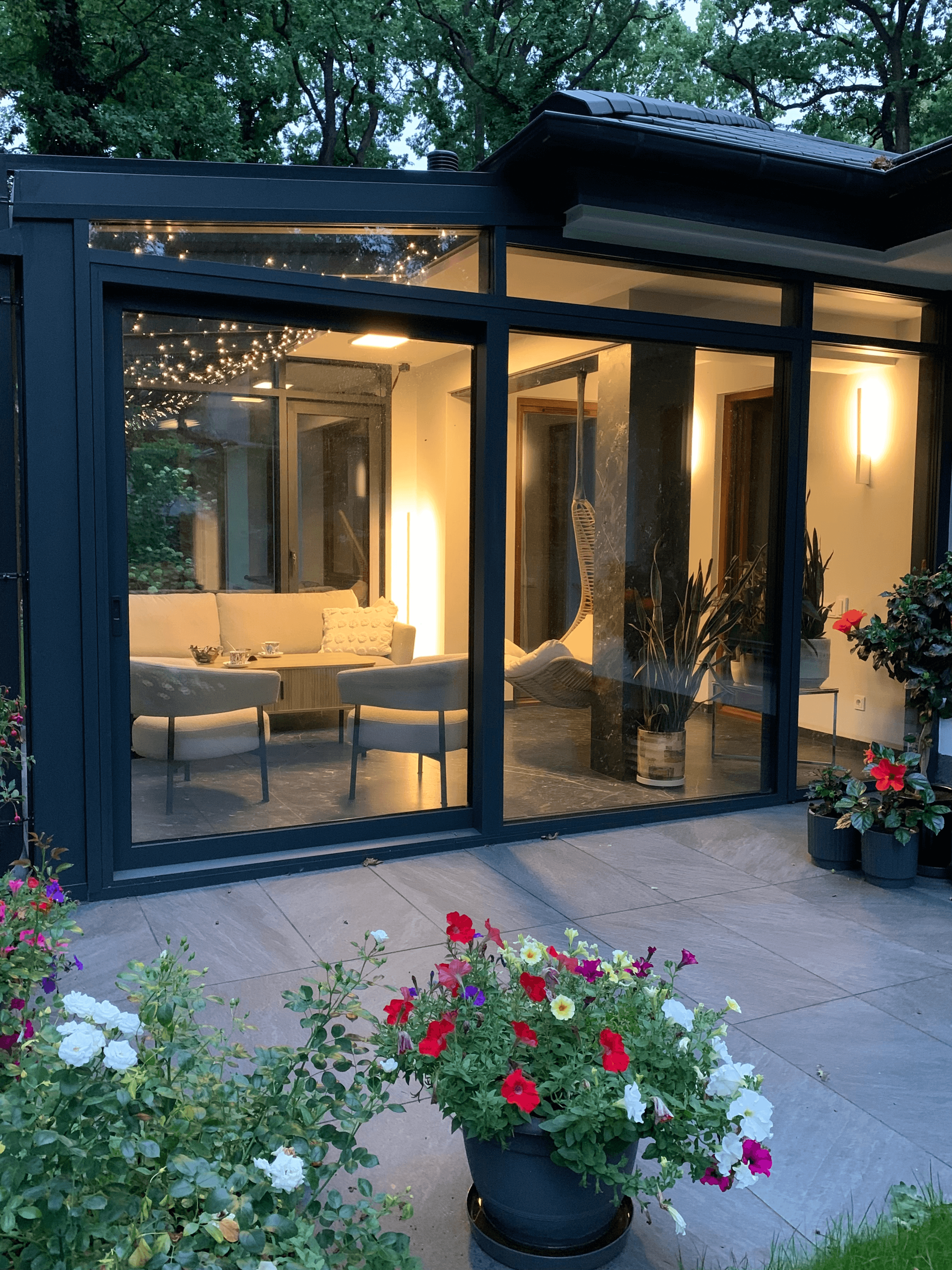 Aluminiowy ogród zimowy ze szklanym dachem i oknem przesuwnym typu HS