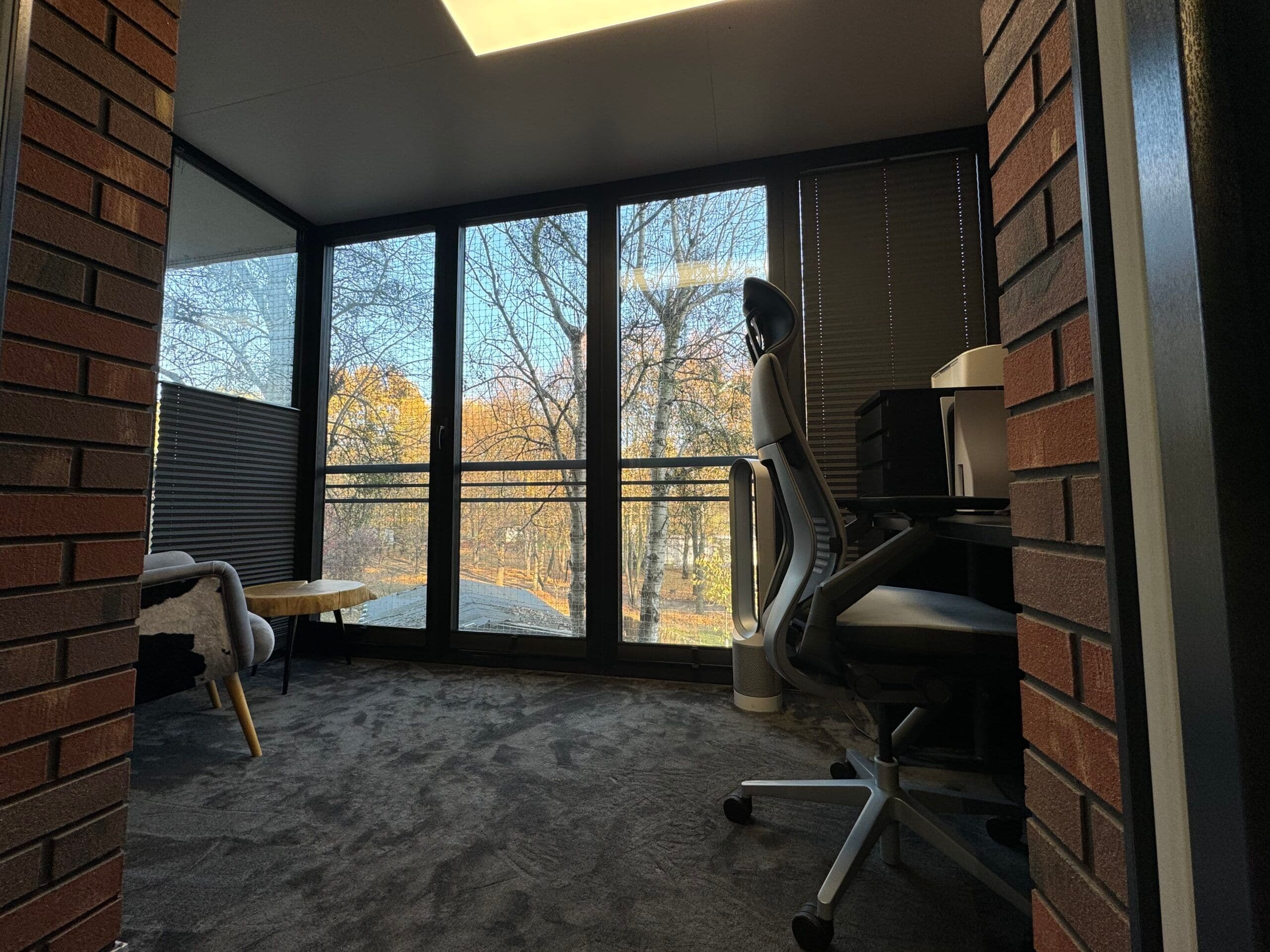 Aluminiowy ogród zimowy, ocieplenie podłogi, sufitu i ścian, aluminiowe okna balkonowe.