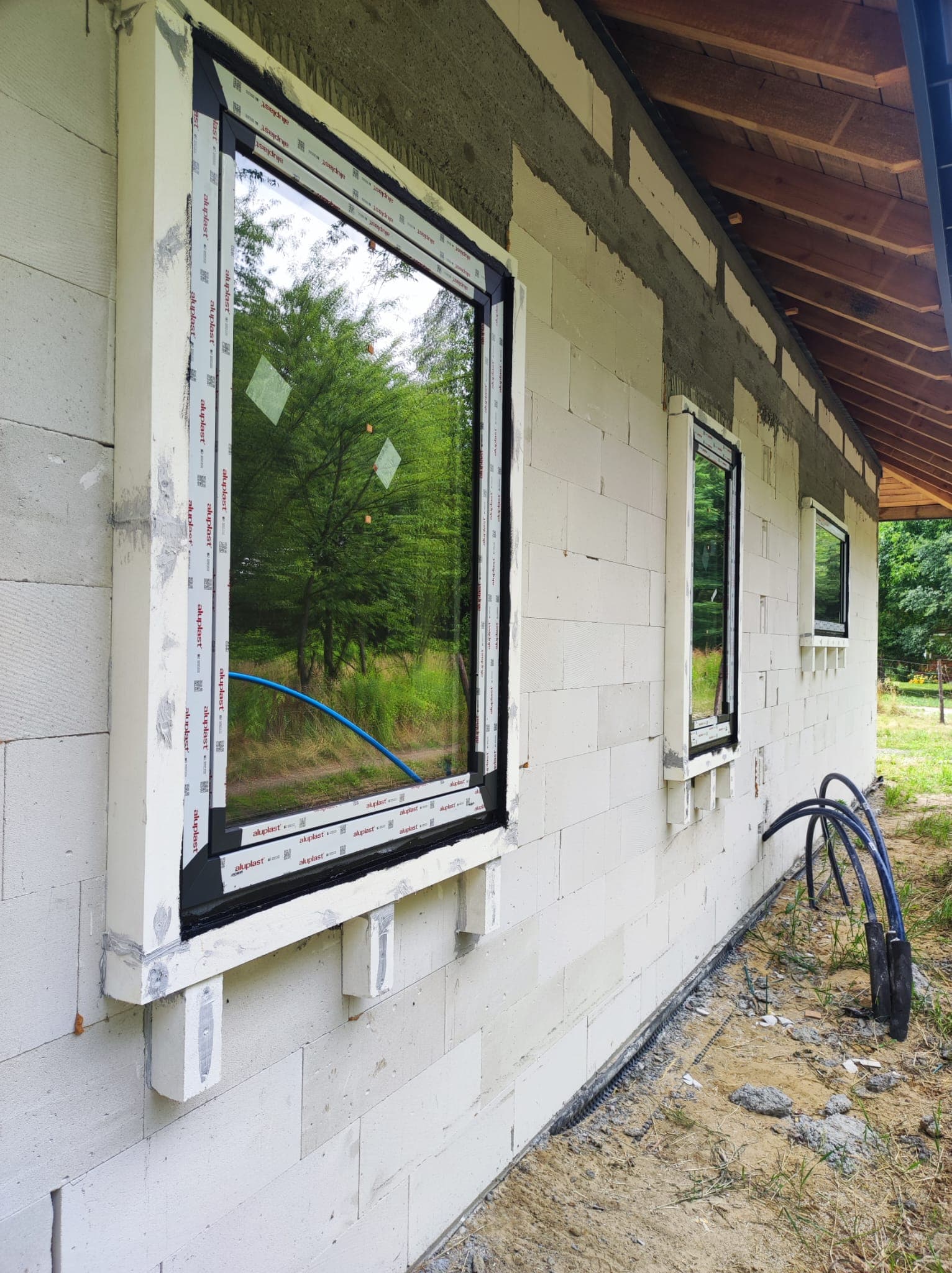 Okno aluminiowe w trakcie montażu