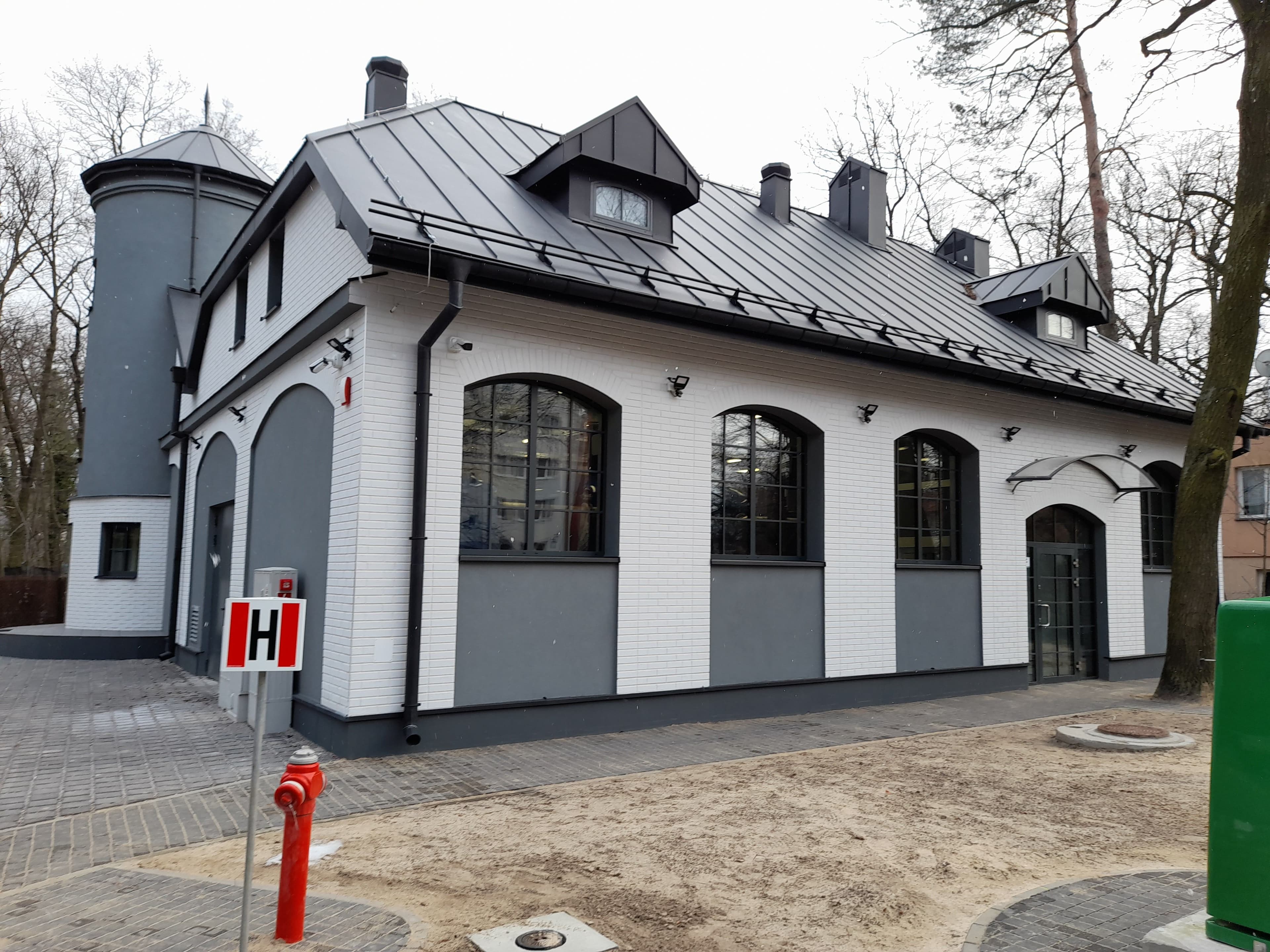 Aluminiowe okna i drzwi z łukami i szprosami
