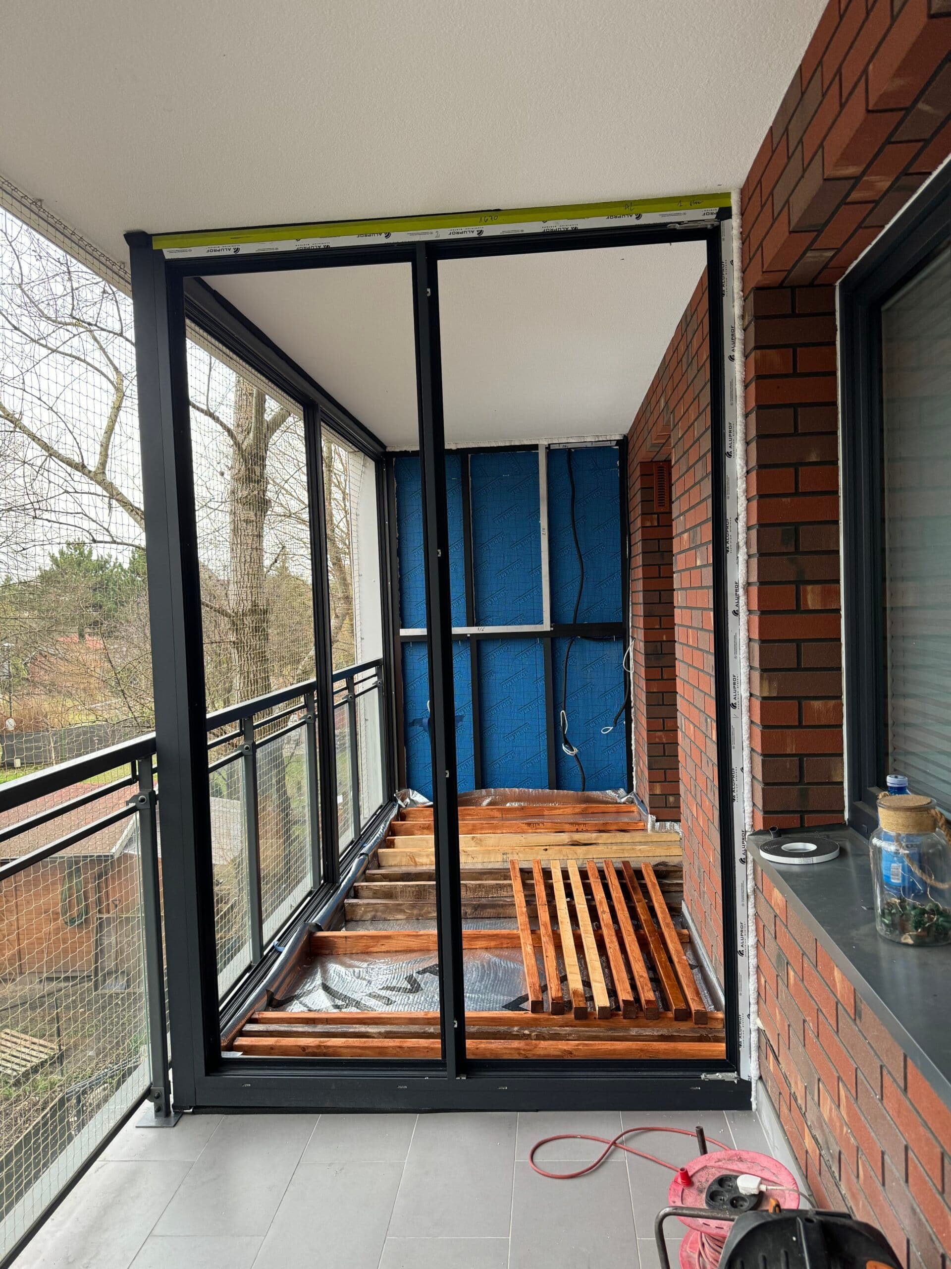 Aluminiowy ogród zimowy, ocieplenie podłogi, sufitu i ścian, aluminiowe okna balkonowe.