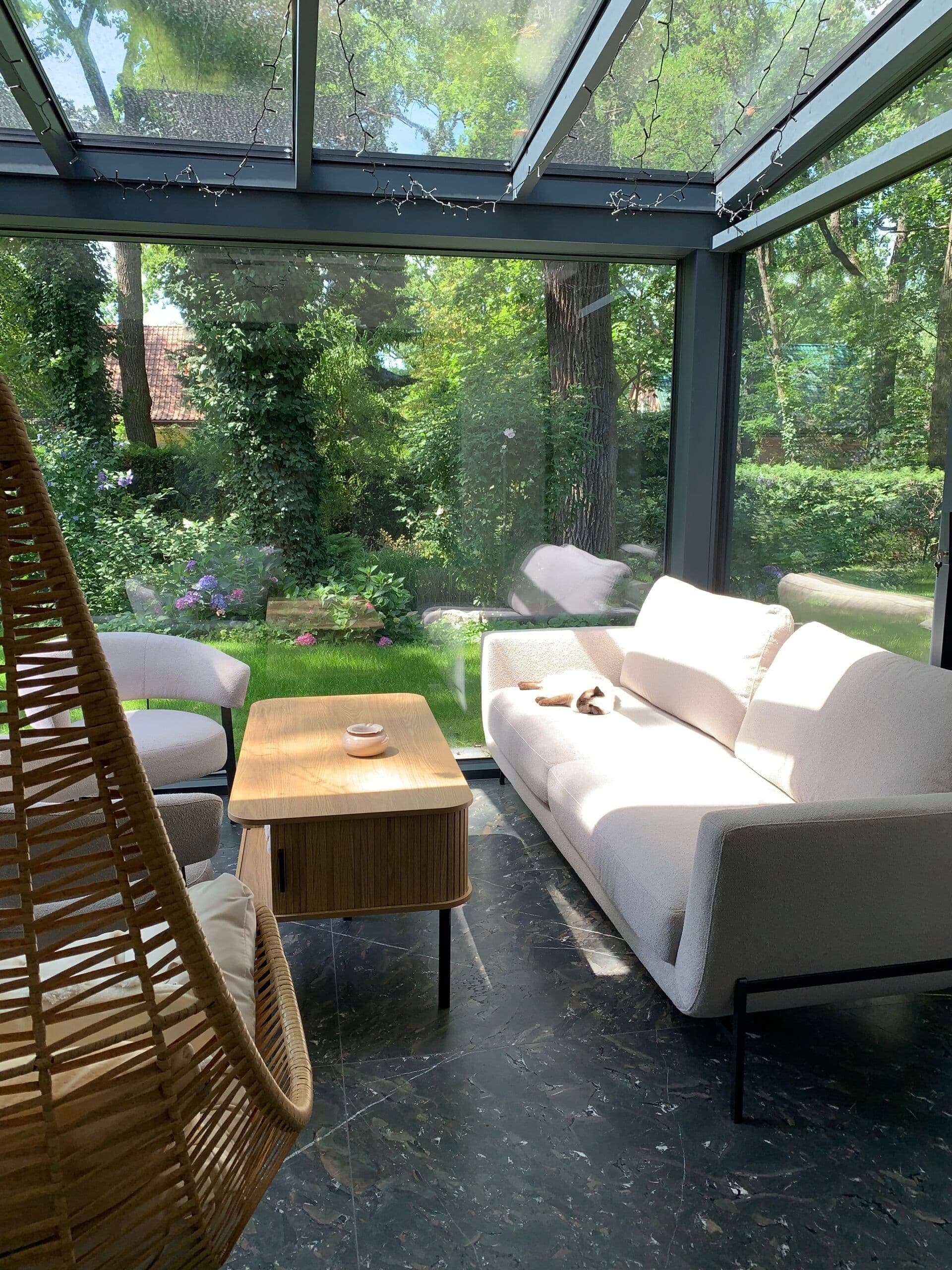 Aluminiowy ogród zimowy ze szklanym dachem i oknem przesuwnym typu HS